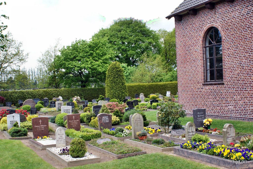 Der Friedhof neben dem Bethaus in Felde