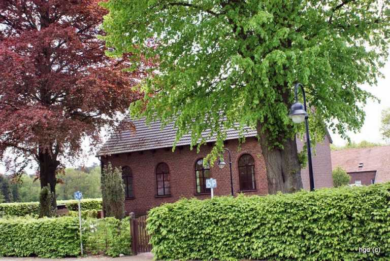 Seitliche Ansicht des Bethauses in Felde